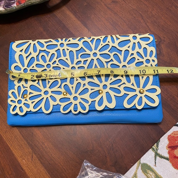 💙Daisy Floral Clutch💙 - Picture 9 of 10